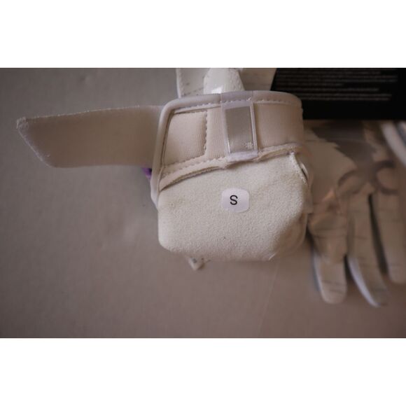 Under Armour 1370128 100 UA F8 Women Size LARGE Wht Silver Football Skill Gloves - Picture 10 of 11